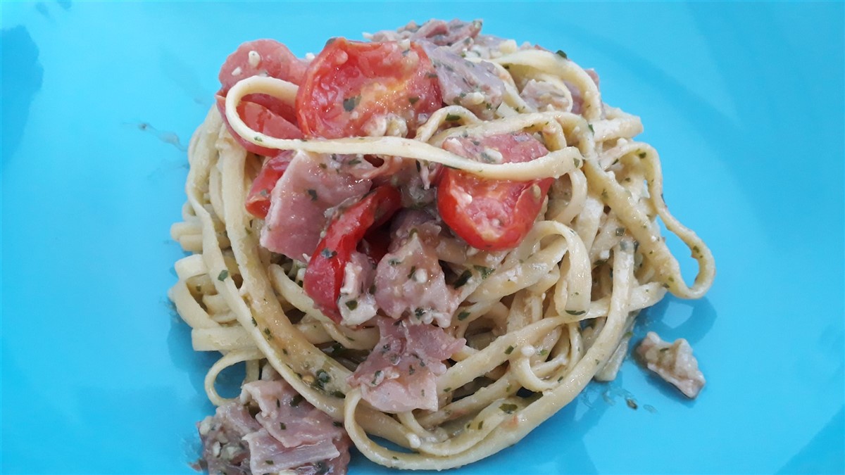 Pasta with ham, pesto and tomato