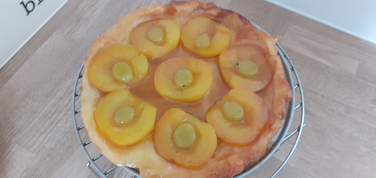 Tarte tatin met perzik en druif