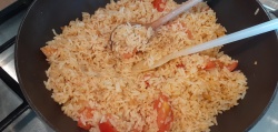 Gebakken rijst met tomaat en ui