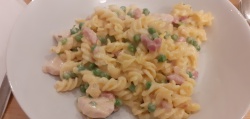 Pasta with chicken and peas