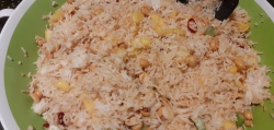 Pikante rijstsalade met mango en pinda